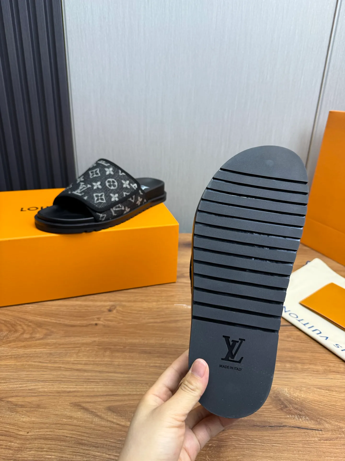 Men's shoes 💰320💰 Lv. hot selling men's slippers 🔥 🩴Official website one to one production 38-45 sizes 45 46 🉑️Customized!